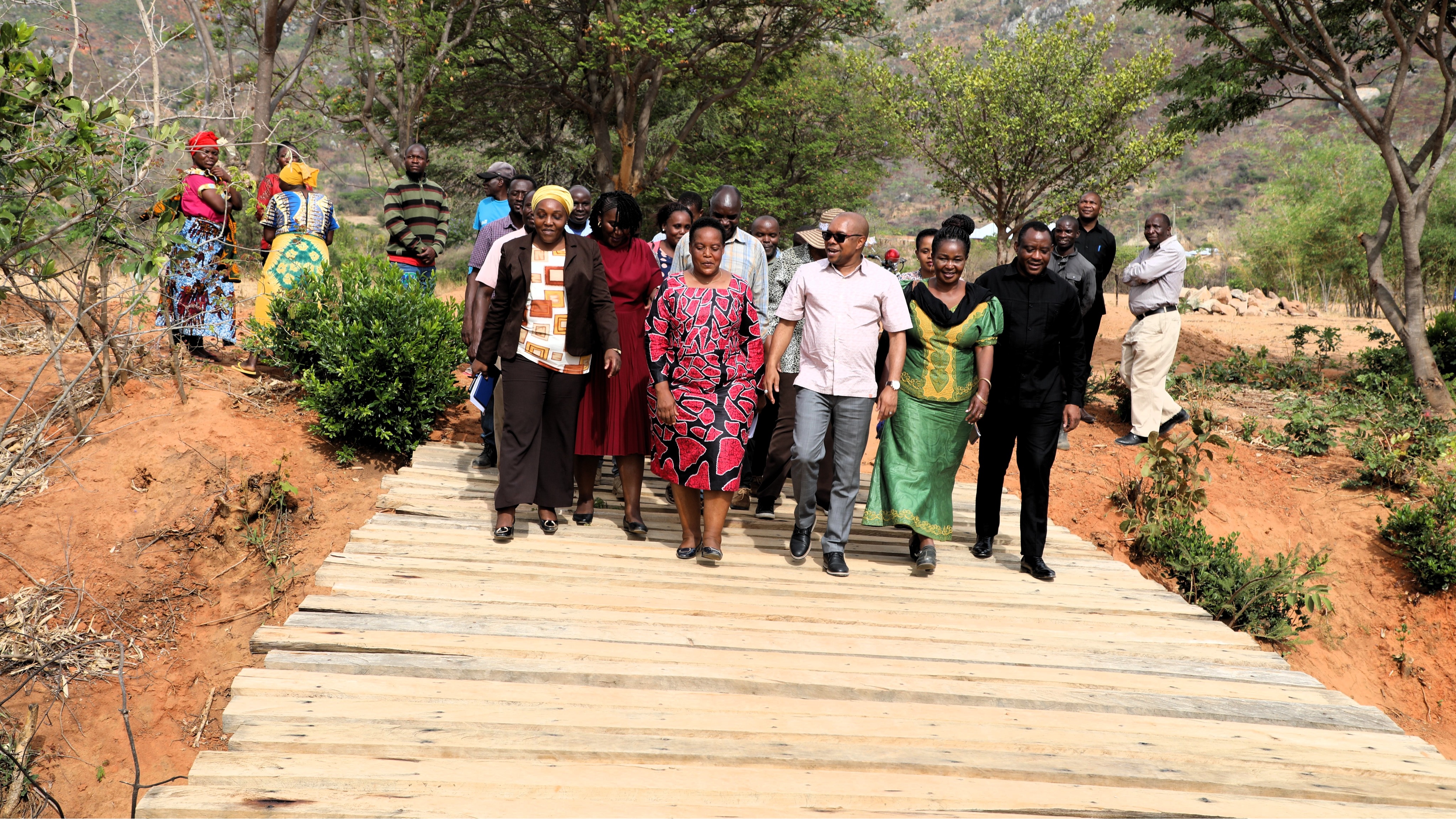 Walengwa TASAF wajenga madaraja, barabara ya mtaa